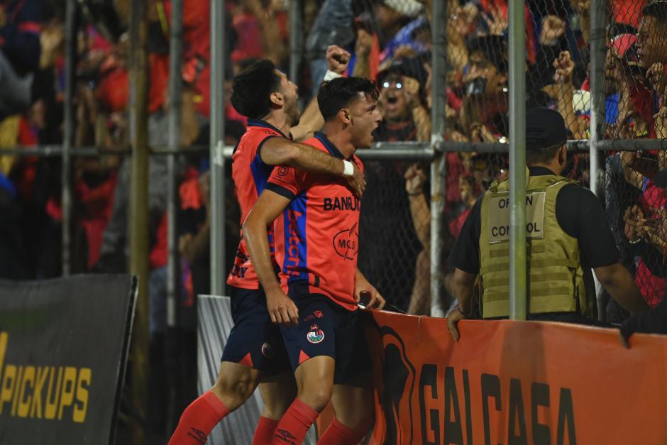 El "Flaco" no solo dio los tres puntos a los suyos, sino que tambi&eacute;n lleg&oacute; a 100 anotaciones en Liga Nacional, un hito para pocos en el futbol guatemalteco. (Foto: Pedro Pablo Mijangos/Colaborador)