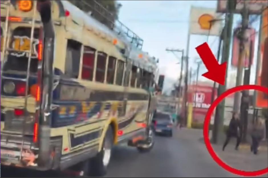 El piloto fue multado y el bus consignado. (Foto: captura de video)