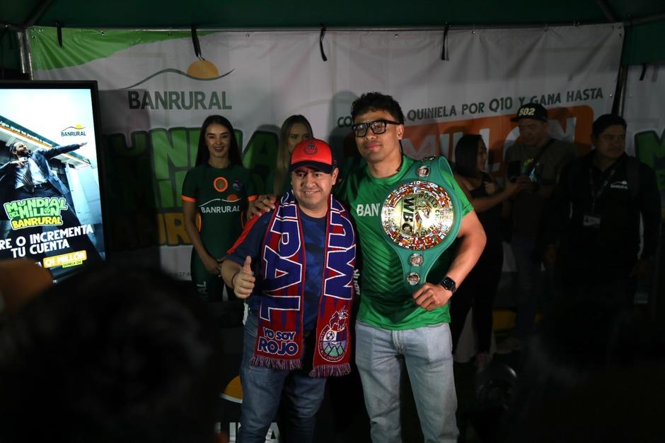 Lester Mart&iacute;nez comparti&oacute; con aficionados en El Tr&eacute;bol previo al Cl&aacute;sico. (Foto: Juan Mijangos / Nuestro Diario)