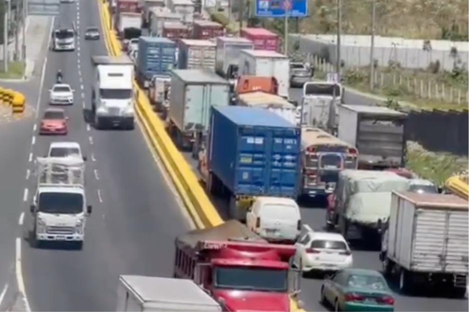 El tr&aacute;nsito se ha visto complicado por el cierro de carriles. (Foto: Captura de video/Dalia Santos)