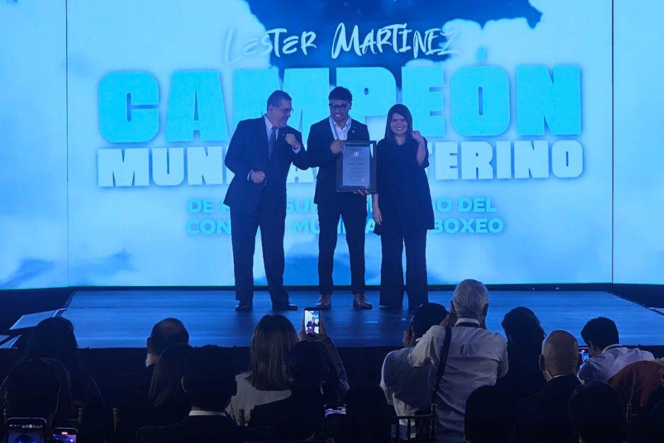 Bernardo Ar&eacute;valo le entreg&oacute; a Lester Mart&iacute;nez la Orden Presidencial. (Foto: Estuardo Paredes/Colaborador)