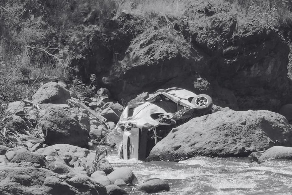 El microb&uacute;s qued&oacute; al fondo del barranco. (Foto: Jorge Sent&eacute;/Colaborador)