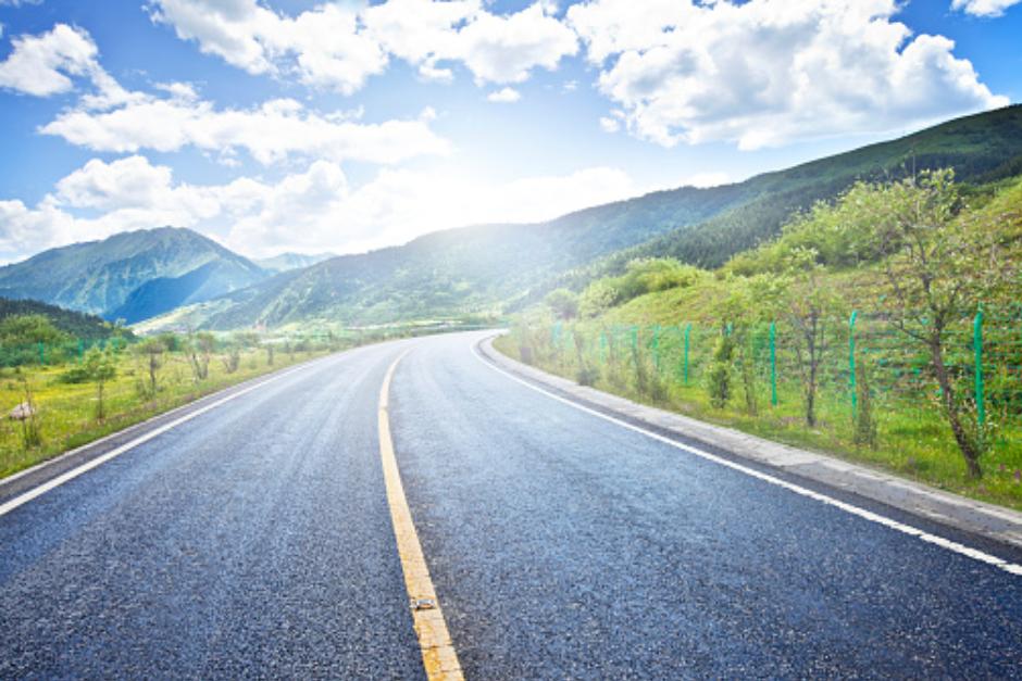 La nota fue localizada al lado de un cuerpo que fue abandonado a la orilla de la carretera. (Foto: Redes sociales)
