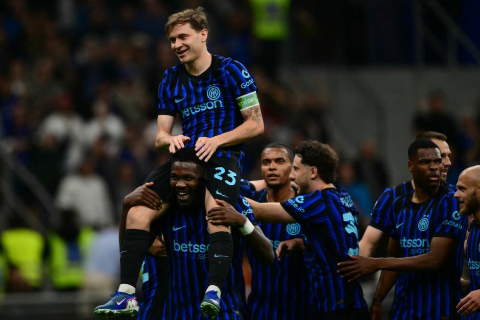 Marcus Thuram, autor del primer tanto, levanta en hombros a Nicol&oacute; Barella, luego de que este marcara el segundo de la noche. (Foto: AFP)