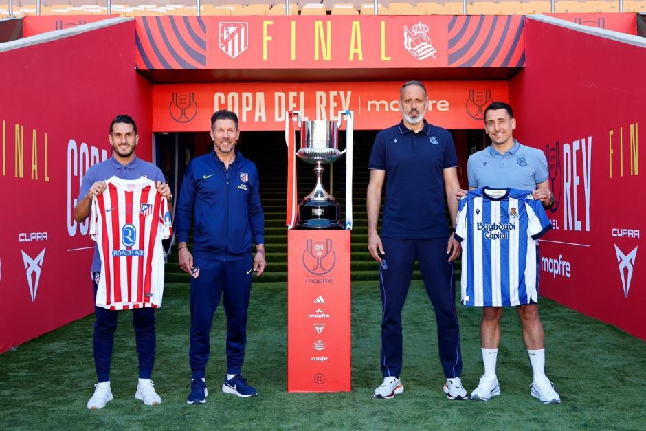 Los capitanes y t&eacute;cnicos de ambos equipos posaron junto al trofeo en la previa de la final en el estadio La Cartuja, en Sevilla. (Foto: Redes sociales)