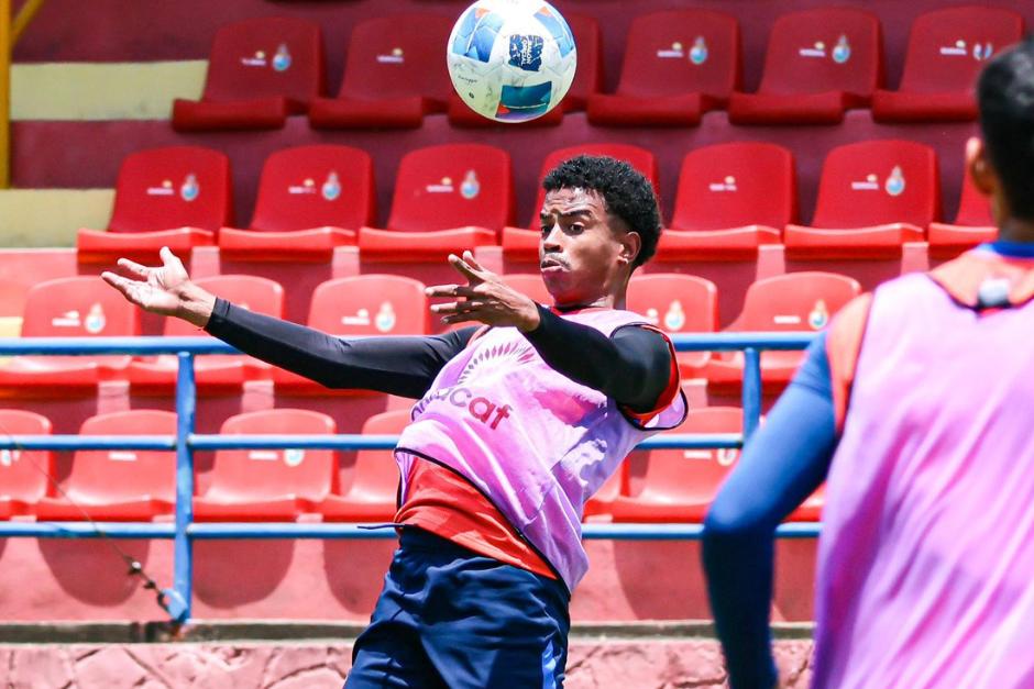 Yasnier Matos durante la &uacute;ltima pr&aacute;ctica roja. (Foto: Municipal)