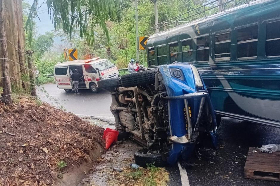 Tras el impacto un agente de la PNC result&oacute; herido. (Foto: Bomberos Voluntarios)