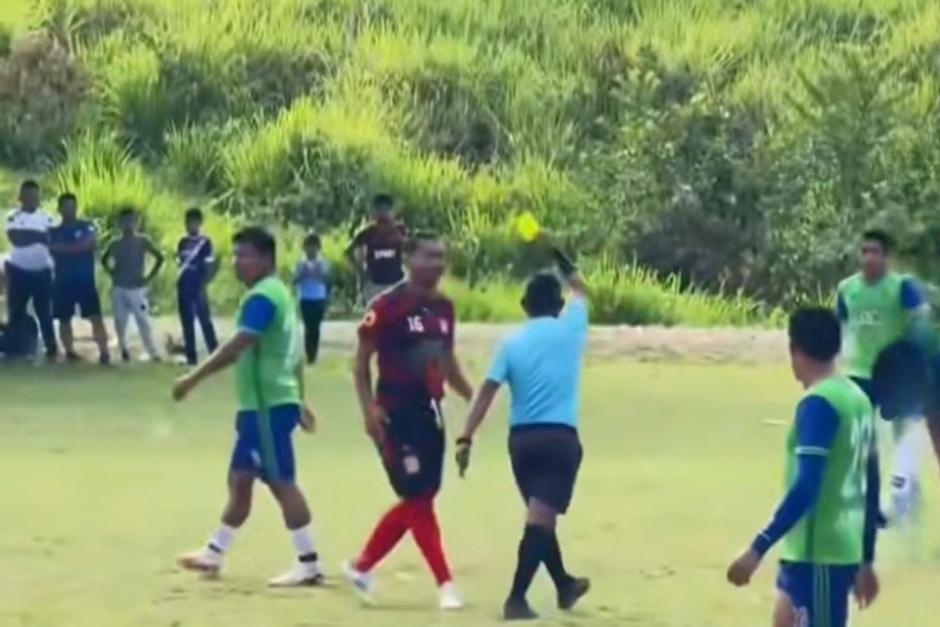 El jugador agredi&oacute; al &aacute;rbitro con un golpe en el rostro. (Imagen: captura de pantalla)