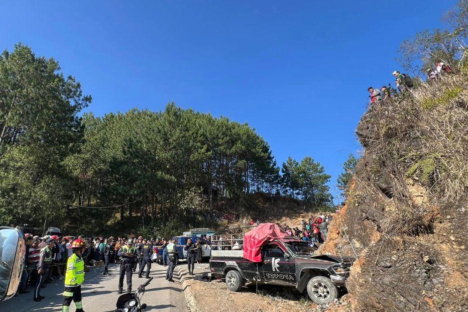 EL veh&iacute;culo quedo empotrado en el paredon de tierra. (Foto: redes sociales)