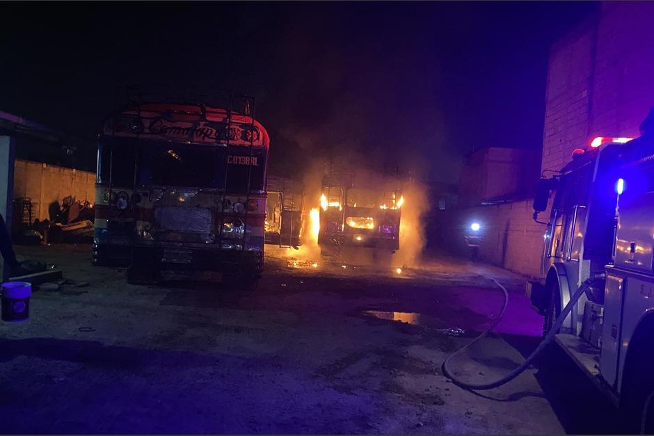 Dos buses fueron consumidos por las llamas en el parqueo. (Foto: Carlos Sotz/Nuestro Diario)