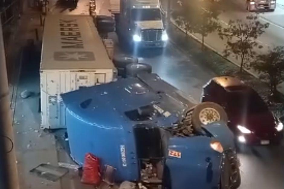 Autoridades de tr&aacute;nsito coordinan rutas alternas. (Foto: captura de video)