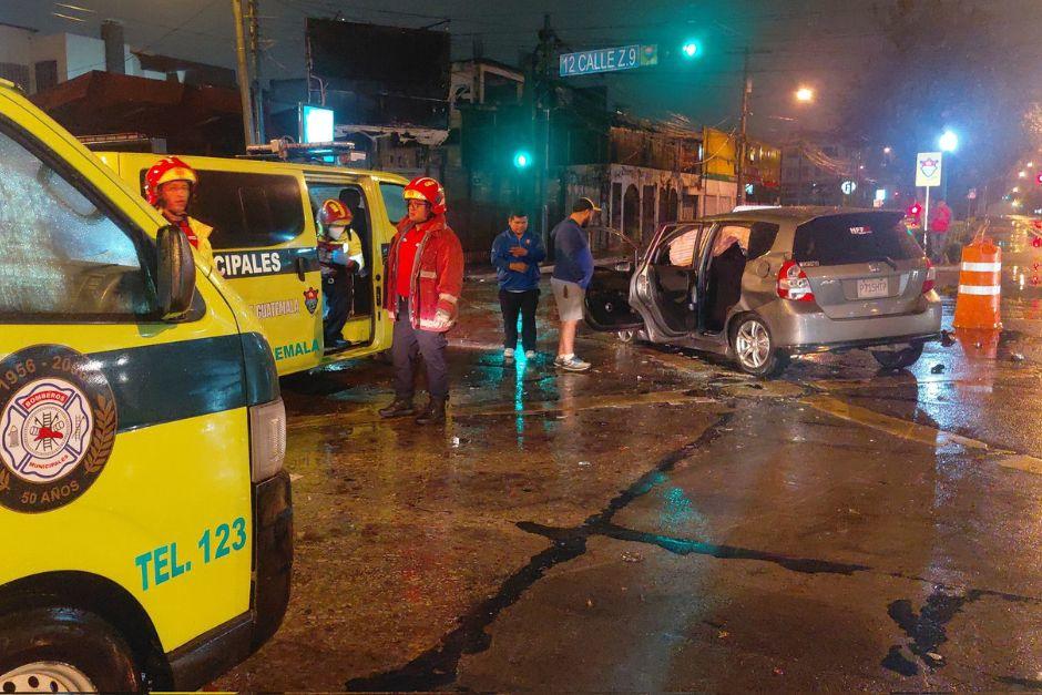 La estructura de ambos veh&iacute;culos qued&oacute; destruida tras el percance.&nbsp;(Foto: Bomberos Municipales)