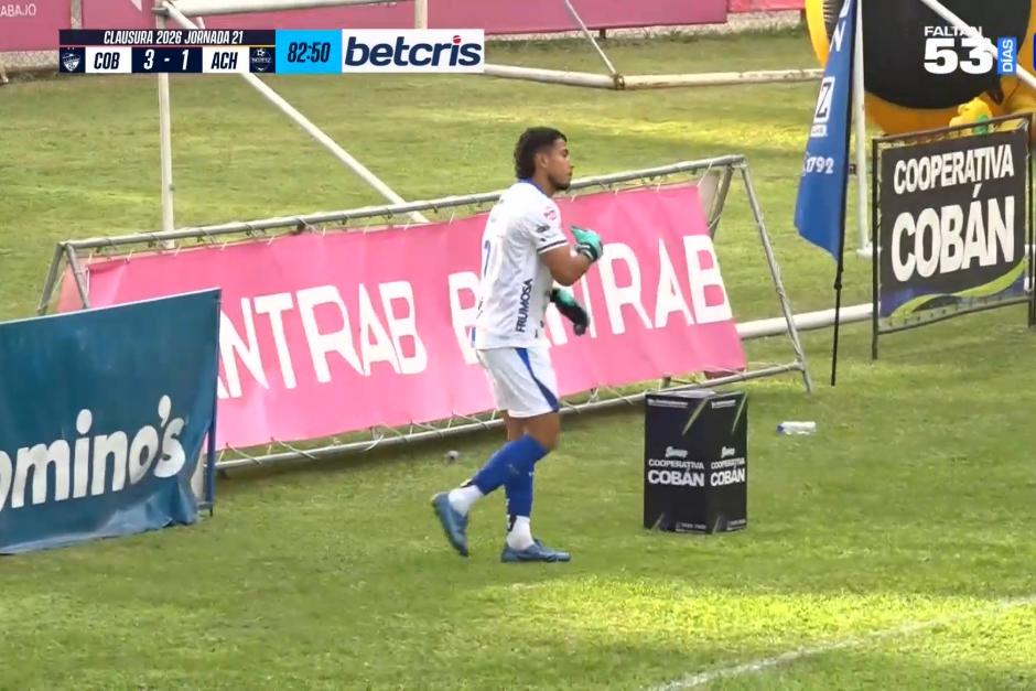 El jugador tuvo que ponerse los guantes ante la lesi&oacute;n de los dos porteros oficiales. (Captura Video)