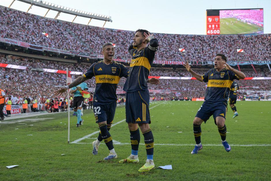 El capit&aacute;n de los xeneizes celebr&oacute; su anotaci&oacute;n y dej&oacute; en silencio para casa del millonario. (Foto: AFP)