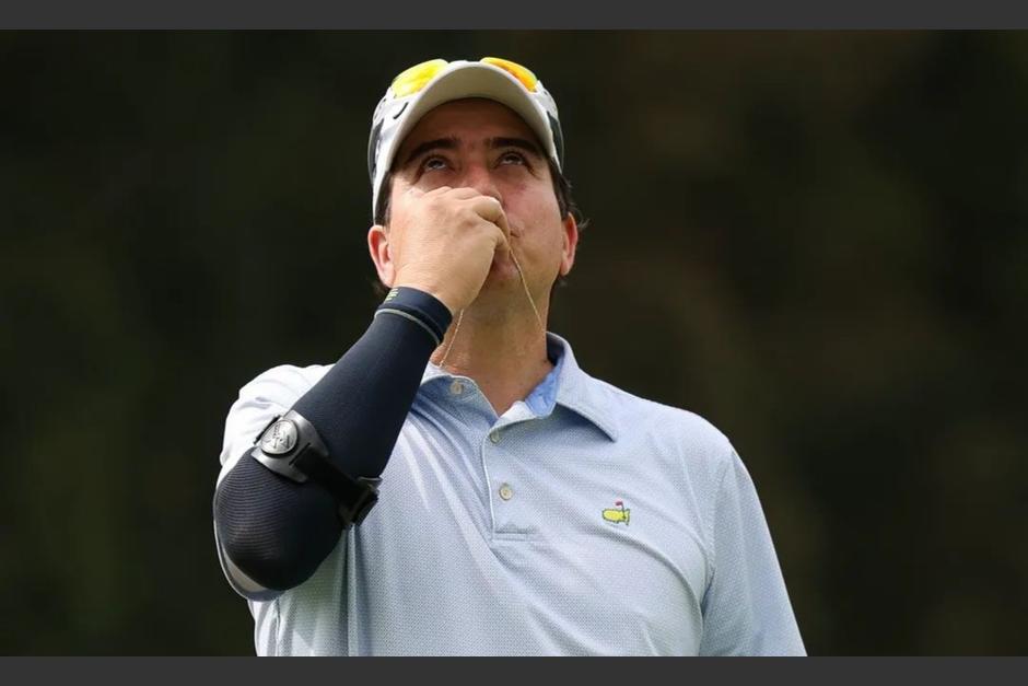 El jugador, Alejandro Villavicencio, muestra su agradecimiento, al ganar el Mayan Open 2026, en la divisi&oacute;n Campeonato. (Foto: Saulo L&oacute;pez / ASOGOLF)