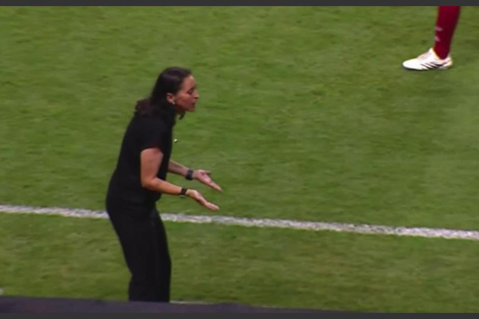 Karla Maya tambi&eacute;n fue expulsada por retrasar la reanudaci&oacute;n del partido. (Foto: captura de video)