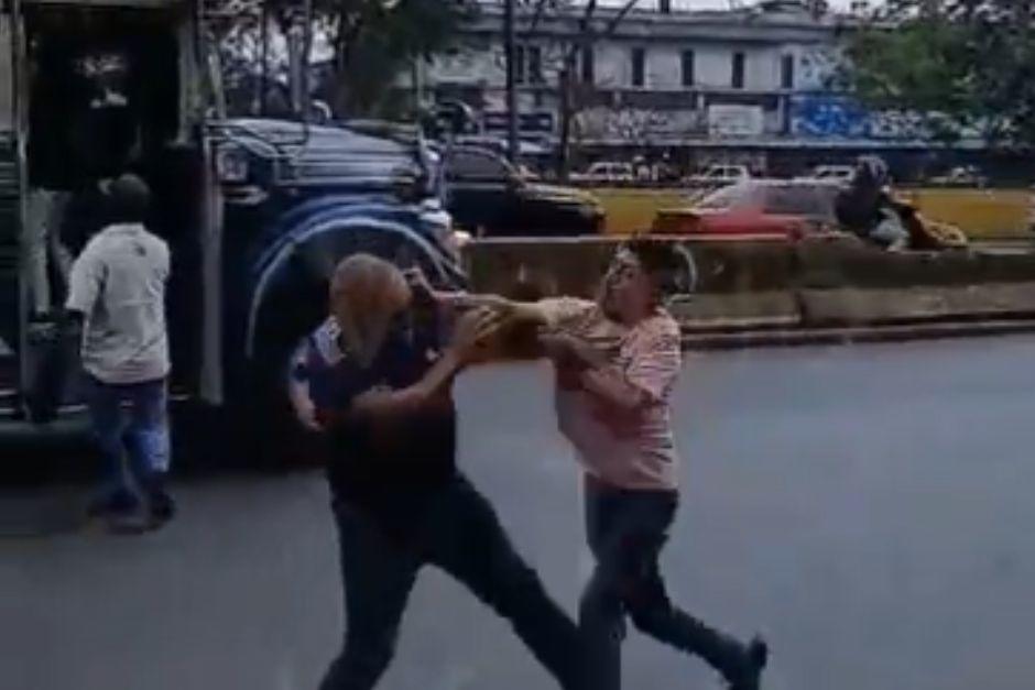 Los hombres discut&iacute;an en plena calle. (Foto: captura de video)