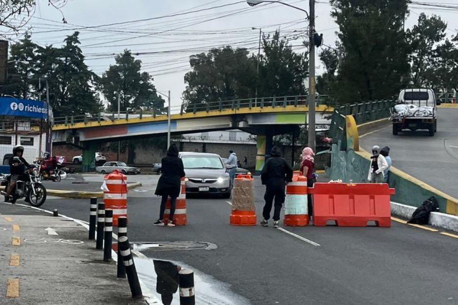 El paso fue cerrado con objetos para evitar la circulaci&oacute;n.&nbsp;(Foto: Fredy Hern&aacute;ndez/SOY502)
