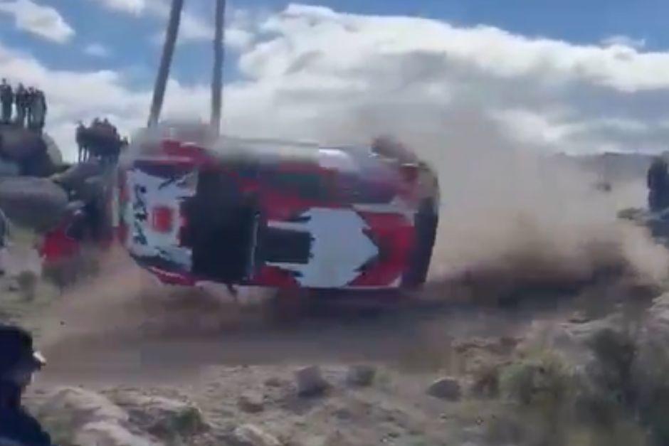 El veh&iacute;culo volc&oacute; y cay&oacute; sobre el p&uacute;blico.&nbsp;(Foto: captura de video)