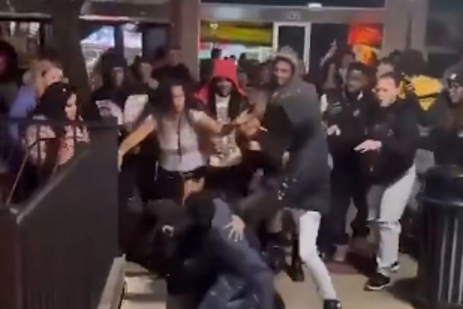 Hubo golpes, insultos y disparos en esta pelea masiva entre estudiantes universitarios. (Foto: captura de video)