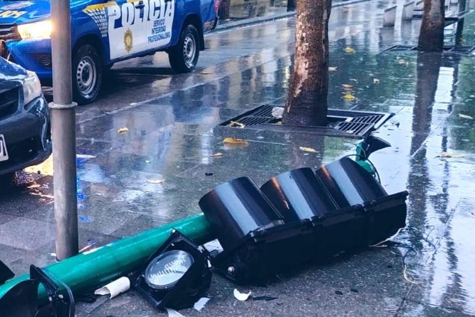 El regulador de tr&aacute;nsito fue derribado sobre la v&iacute;a. (Foto: EMETRA)