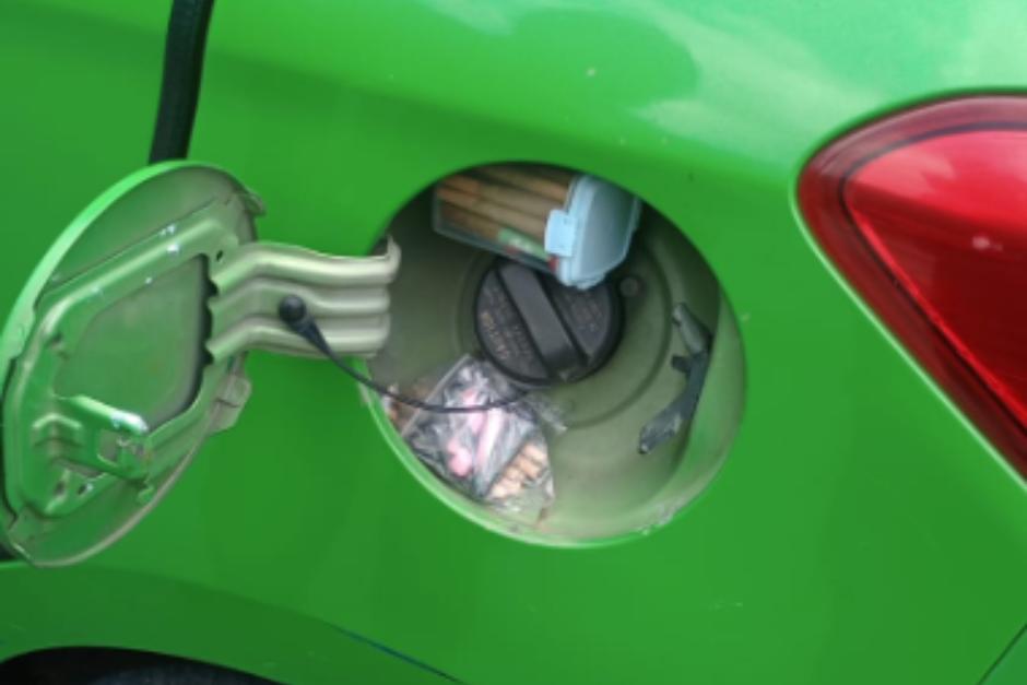 La droga estaba ocultada en la tapa del tanque de combustible.&nbsp;(Foto: PNC)