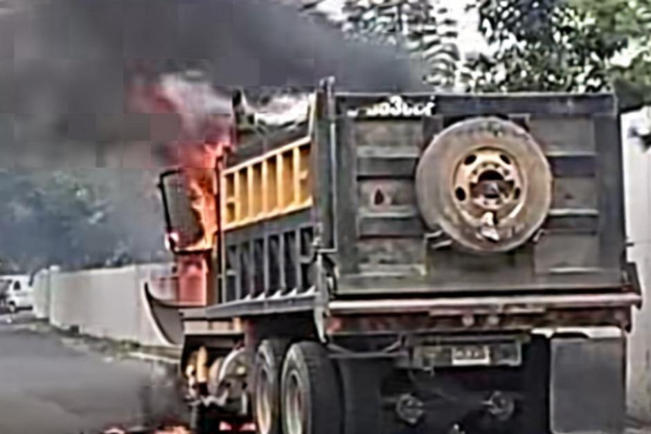Autoridades de tr&aacute;nsito cerraron el paso en espera de los socorristas. (Foto: Captura de video)