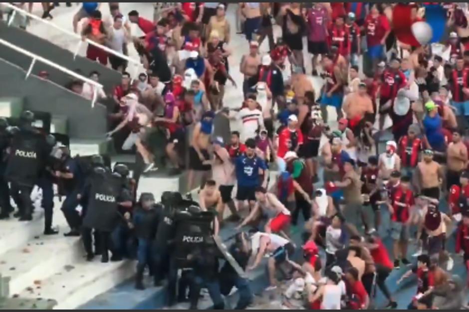 El partido fue cancelado ante la violencia registrada. (Foto: captura de video)
