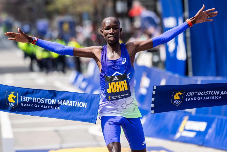 El keniano John Korir cruza la meta tras imponerse en la rama masculina del Marat&oacute;n de Boston, en su edici&oacute;n 130. (Foto: AFP)&nbsp;