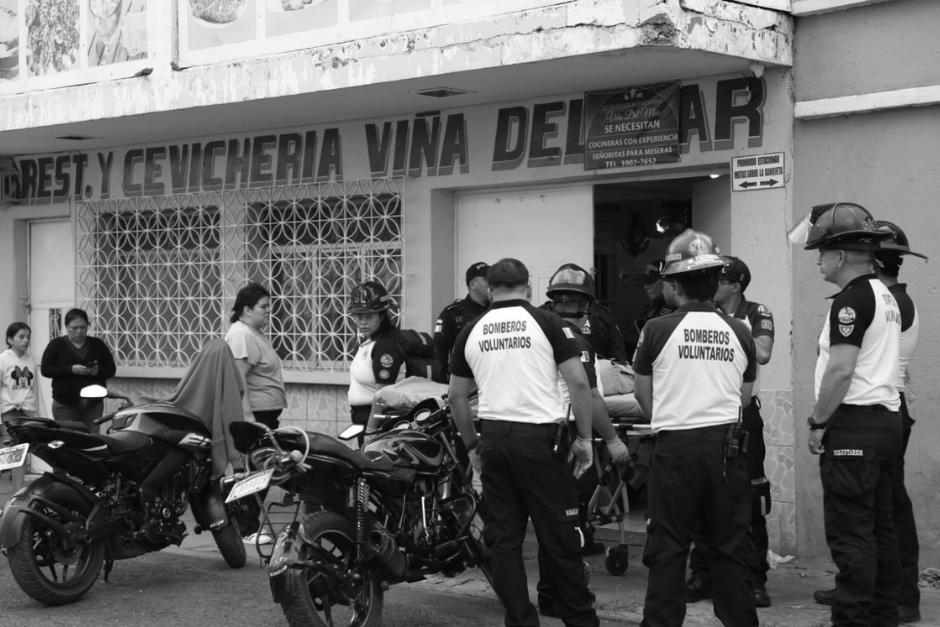 Un ataque armado en una cevicher&iacute;a de la zona 6 capitalina, cobr&oacute; la vida de 6 personas. (Foto: Bomberos Voluntarios)