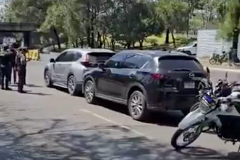 Las v&iacute;ctimas del ataque armado colisionaron con otra camioneta en el bulevar Liberaci&oacute;n. (Foto: Captura de video)