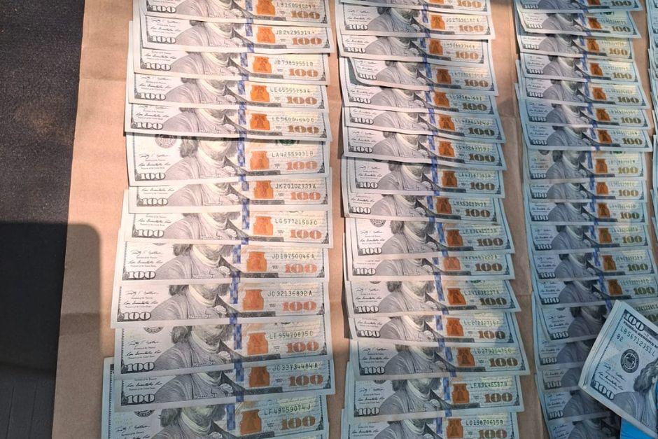 El dinero en efectivo fue localizado por las autoridades. (Foto: PNC)