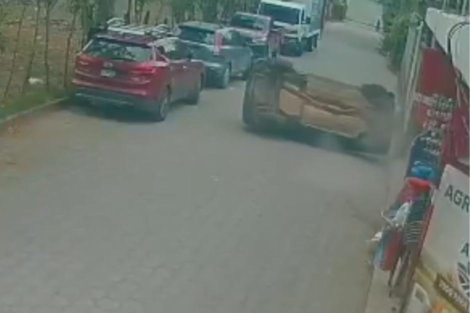 Tras el choque el veh&iacute;culo qued&oacute; volcado. (Foto: Captura de video)