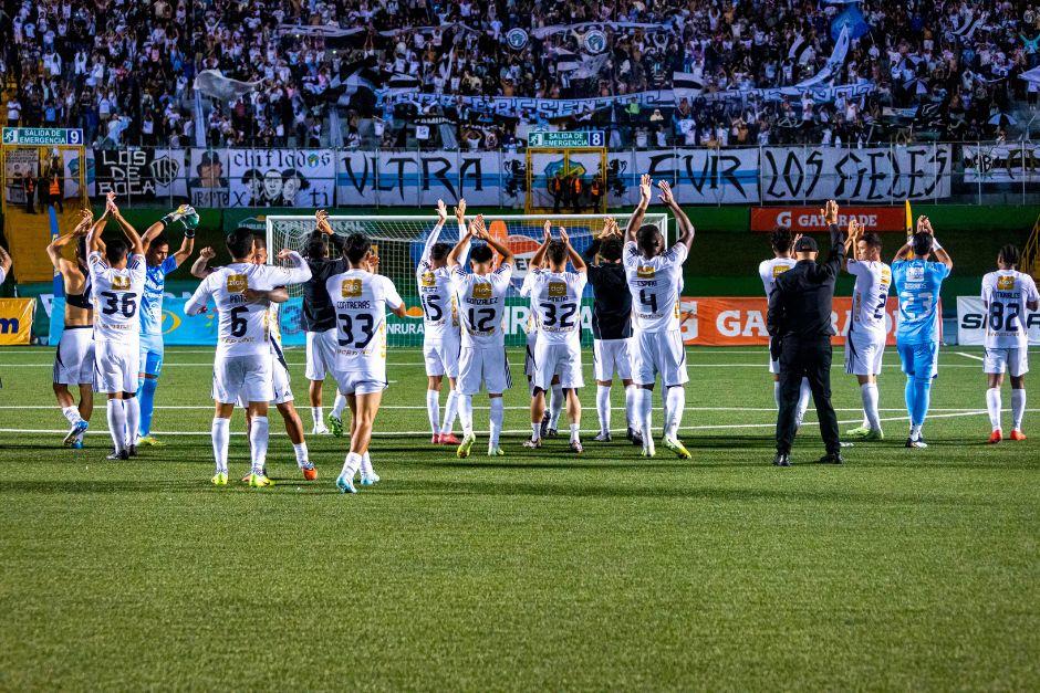 Los jugadores agradecieron a los aficionados por el apoyo en esta complicada temporada. (Foto: CFC)
