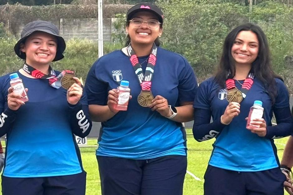 El equipo femenino de compuesto celebr&oacute; el oro tras una s&oacute;lida actuaci&oacute;n. (Foto: COG)