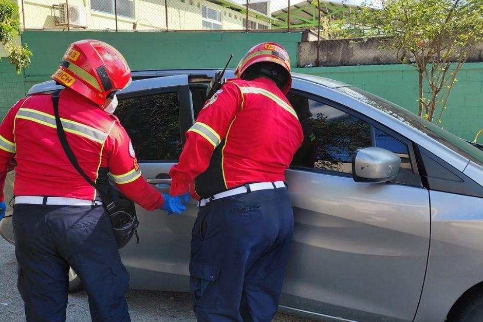 Un posible cad&aacute;ver fue hallado dentro de una camioneta. (Foto: Bomberos Municipales)