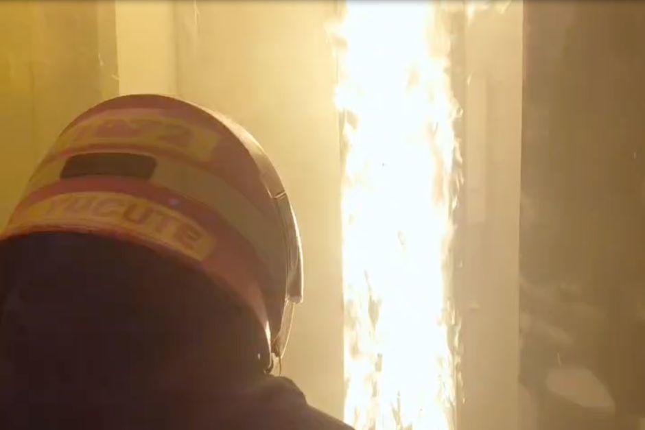 Bomberos trabajan para sofocar las llamas del edificio. (Foto: Captura de video de Bomberos Municipales)