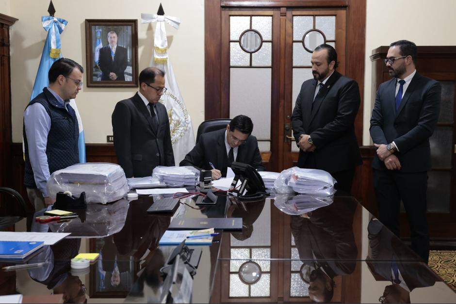 La n&oacute;mina con los expedientes de los seis aspirantes a dirigir el MP fue entregada a la Secretar&iacute;a General de la Presidencia. (Foto: SCSP / Soy502)