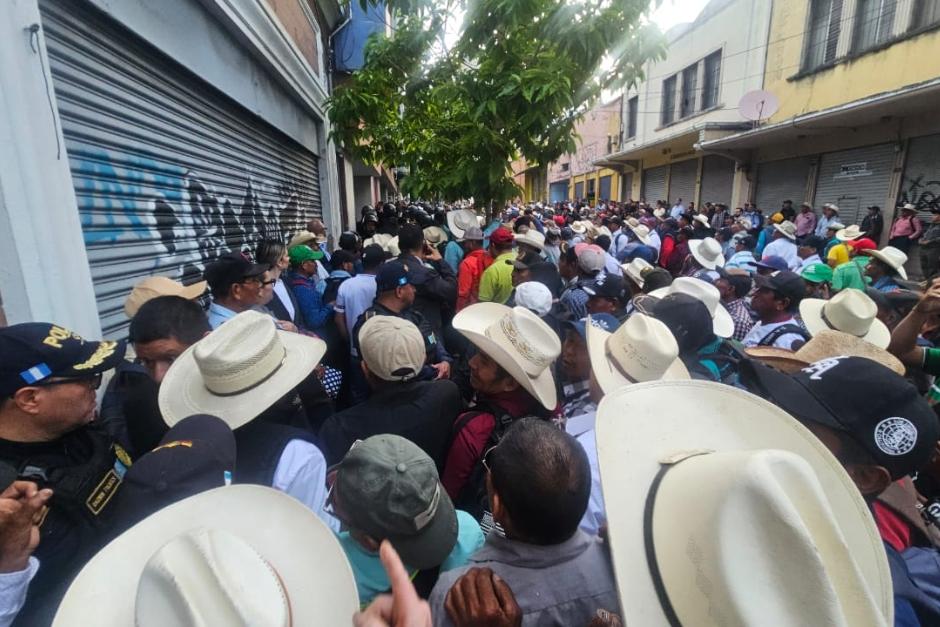 Los veteranos exigen a los agentes que no dejen salir a ning&uacute;n diputado del Congreso. (Foto: Estuardo Paredes/colaborador)