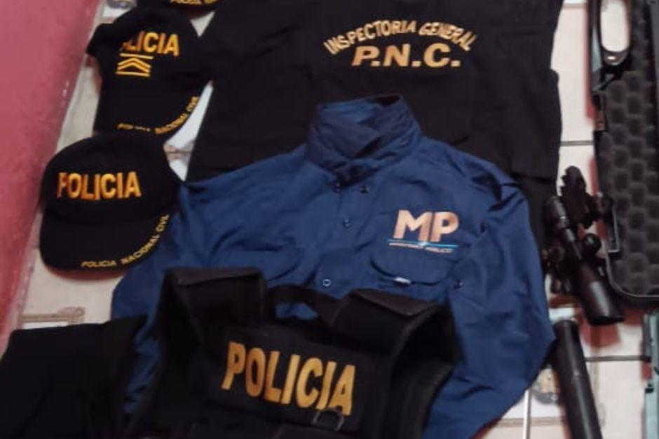 Vestimenta con insignias de la PNC y del MP fue incautada durante un allanamiento. (Foto: MP)