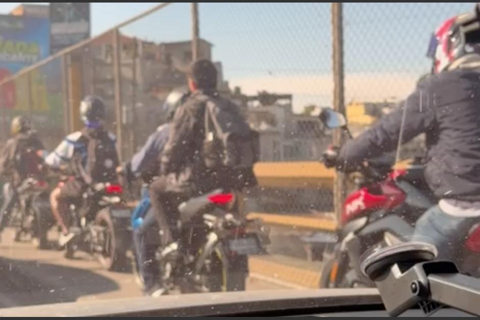 El grupo de motoristas no respet&oacute; el paso peatonal. (Foto: captura de video)