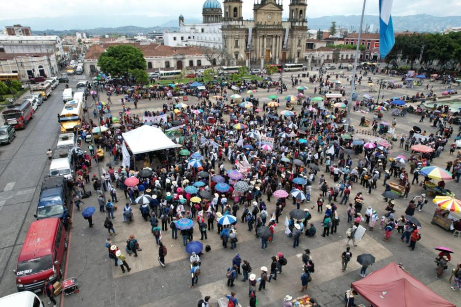 Contin&uacute;a la presencia de manifestantes en la Plaza de la Constituci&oacute;n. (Foto: Wilder L&oacute;pez/Soy502)