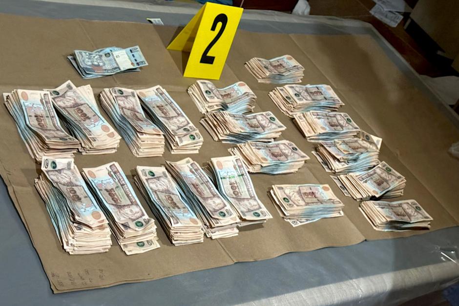 Dentro de la vivienda localizaron un total de 205 mil 589 quetzales.&nbsp;(Foto: PNC)