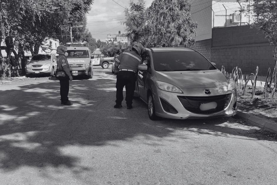 Uno de los cuerpos fue localizado en el interior de un veh&iacute;culo estacionado. (Foto: Bomberos Municipales)