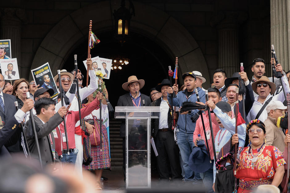 Las organizaciones ind&iacute;genas pidieron la liberaci&oacute;n de Luis Pacheco y H&eacute;ctor Chacl&aacute;n. (Foto: SCSP / Soy502)
