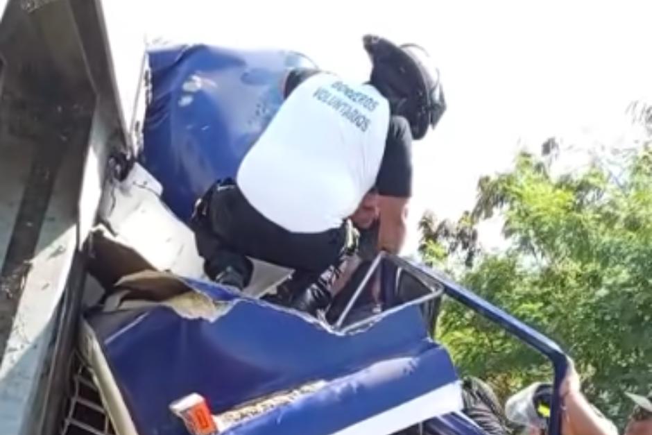 Bomberos trabajaron en el lugar de los hechos. (Foto: Captura de video)