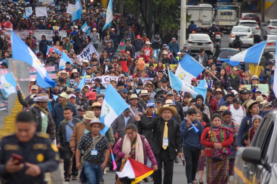 Miles de manifestantes avanzan con banderas y consignas por la ciudad de Guatemala para exigir la liberaci&oacute;n de los exdirigentes ind&iacute;genas capturados hace un a&ntilde;o.&nbsp;(Foto Archivo: Estuardo Paredes/Soy502)