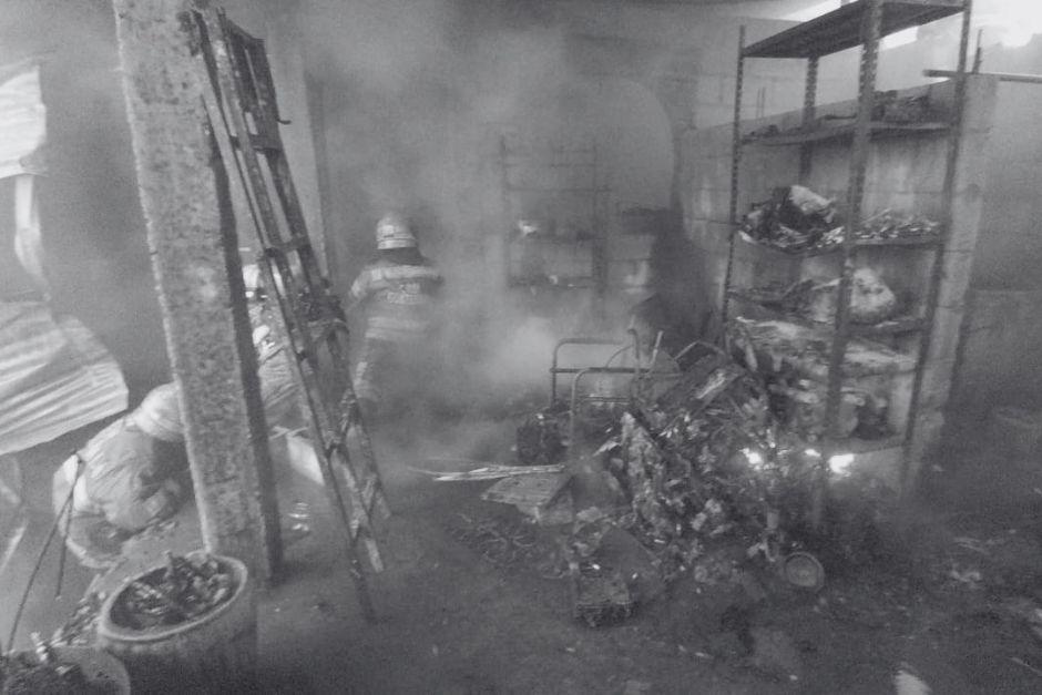 El fuego consumi&oacute; el inmueble ubicado en la zona 1 capitalina. (Foto: Bomberos Municipales)