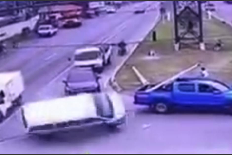 El microb&uacute;s volc&oacute; con varios pasajeros a bordo. (Foto: captura de video)