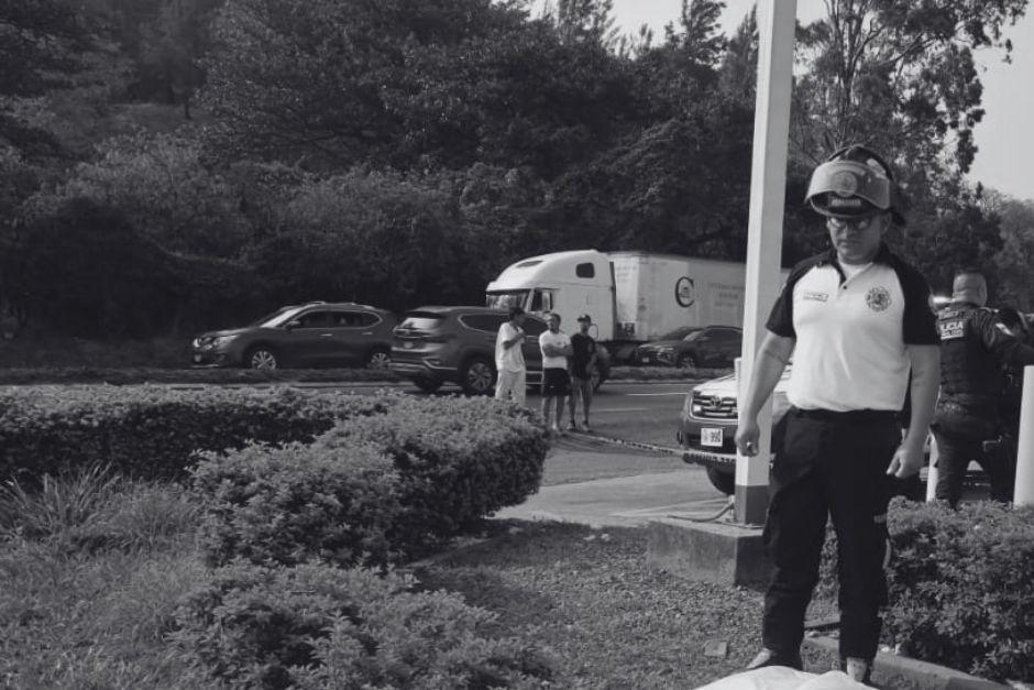 La v&iacute;ctima qued&oacute; sin vida entre unos arbustos. (Foto: Bomberos Voluntarios)